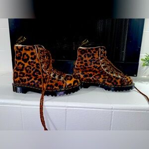 Doc Martins Limited Edition Leopard boots discontinued, unisex,𝕋𝕆 𝔻𝕀𝔼 𝔽𝕆ℝ